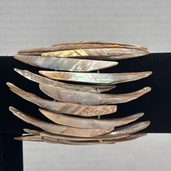 Elegant Abolone Natural Colour Stretch Bracelet - Picture 4 of 5